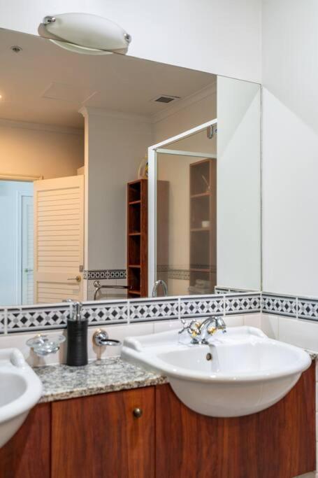 Spacious Penthouse With Spectacular Harbour Views! 奥克兰 外观 照片